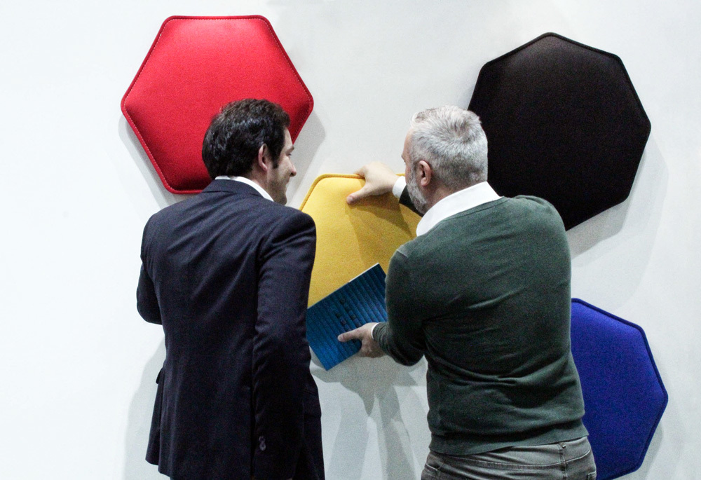 Eterno Ivica's representative demonstrates to a customer the arrangement of Phonolook sound-absorbing panels